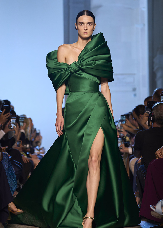 أزياء فاخرة وألوان متألقة في مجموعة ايلي صعب للهوت كوتور 2023-2024