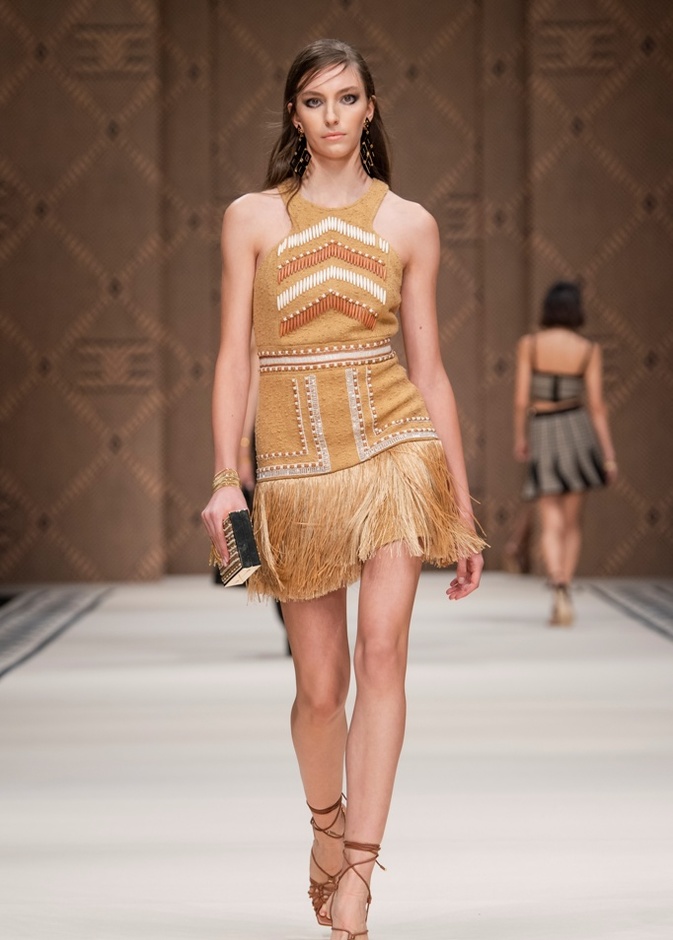 تنورة قصيرة باللونين البيج والبني