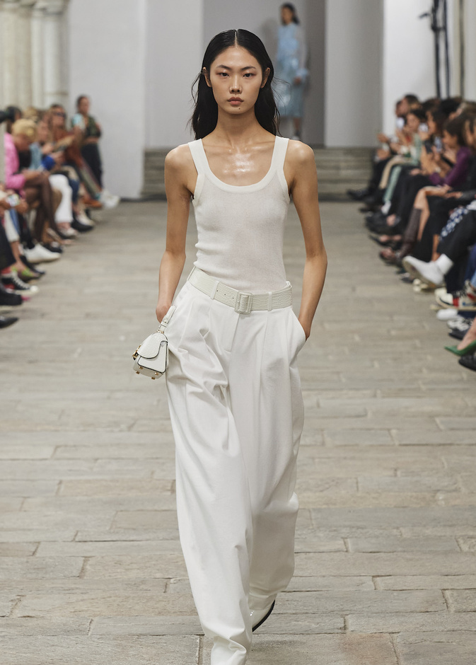 القميص القطني من قطعة رياضية بسيطة إلى واحدة من أساسيات الموضة الحديثة