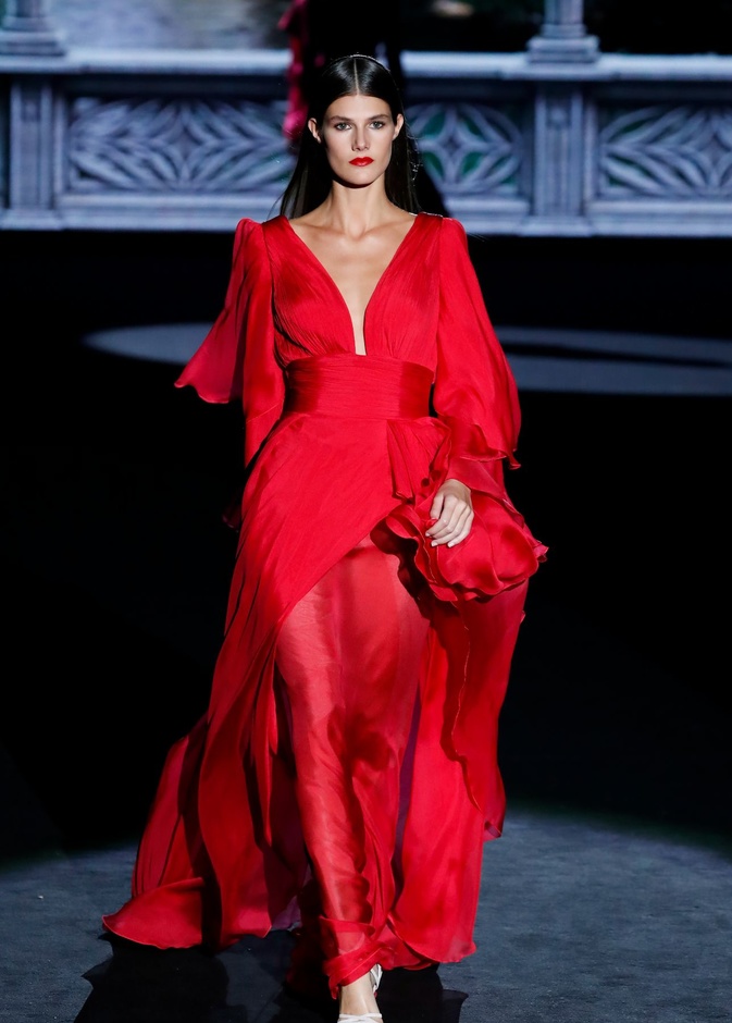 فستان أحمر خيارك الصحيح لحفلات صيف 2023