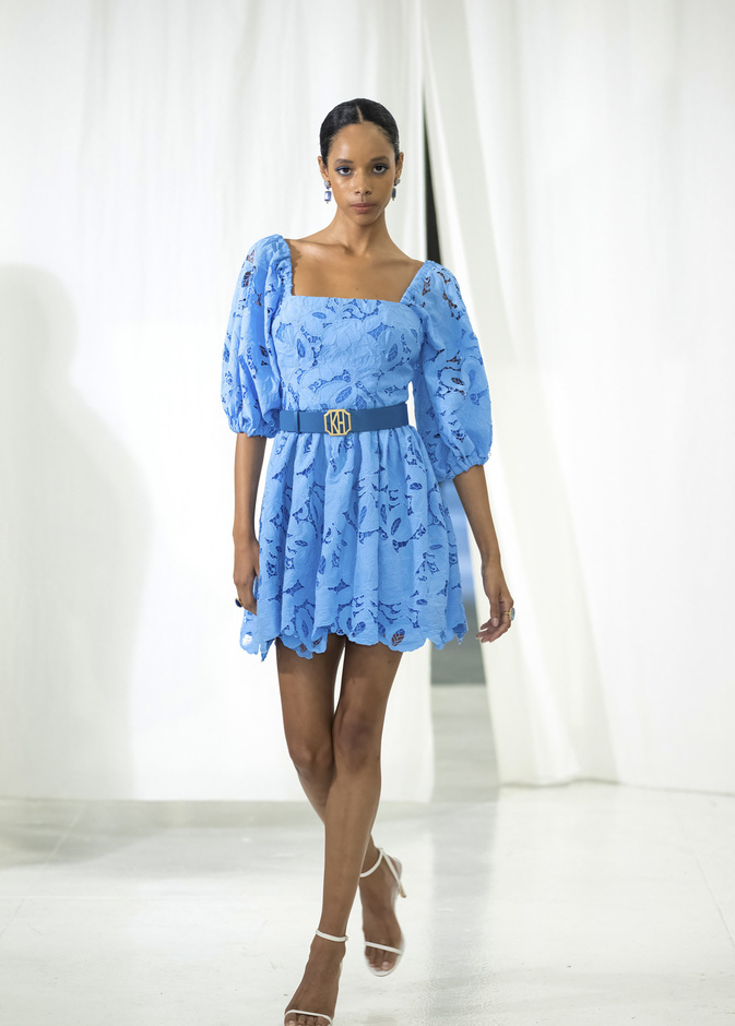 فساتين زرقاء بقصات عصرية تنعش أناقة الصيف