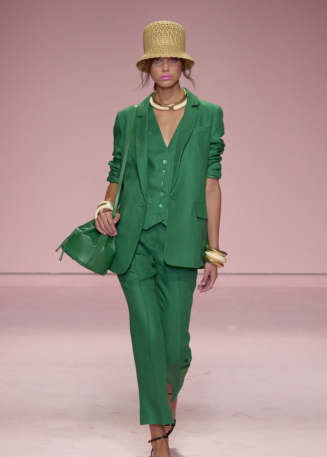 بدلات مع البناطيل القصيرة تعود الى واجهة الموضة