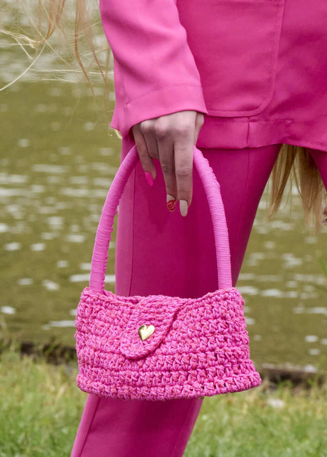 حقائب الكروشيه الملونة في صيف 2023