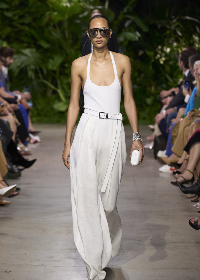 البنطلون العريض: خيارك الأول لاطلالة أكثر راحة وعملية 