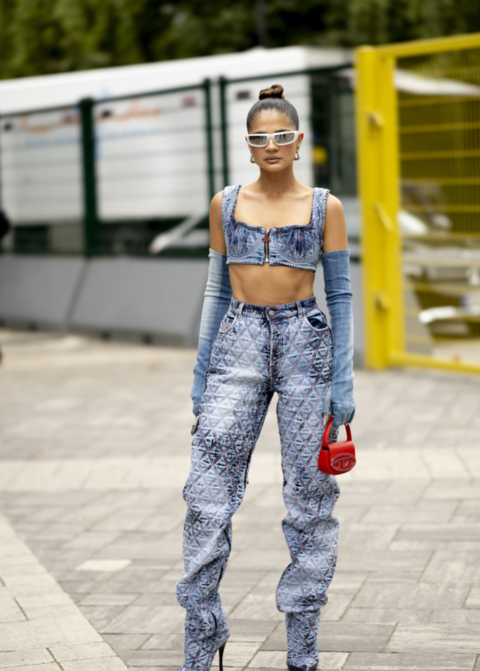 إطلالة بقماش الدنيم من Street style