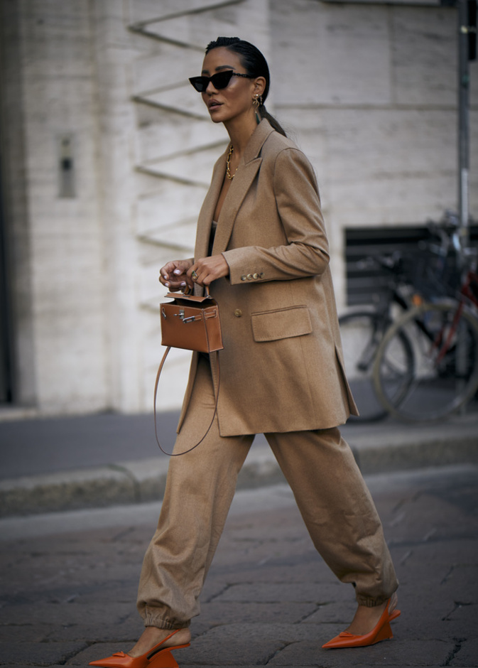 إطلالة باللّون البيج من Street style