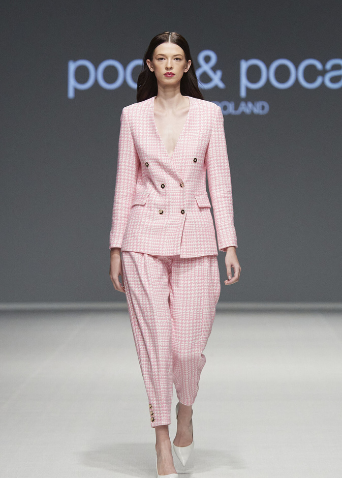 بدلات الكارو تعود الى واجهة الموضة في صيف 2023