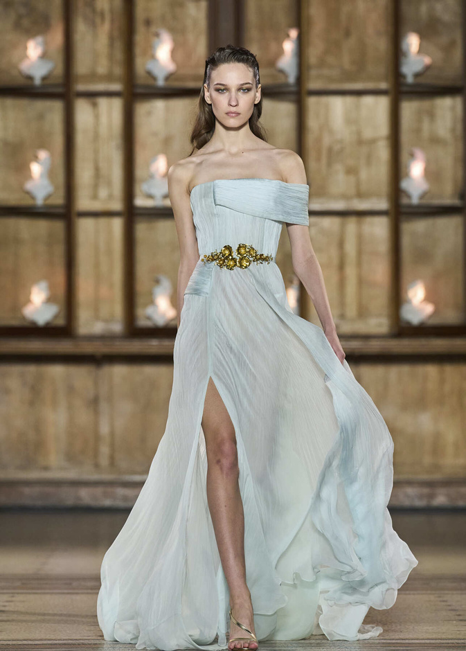 فساتين سهرة مع الشق الجانبي خلال السهرات