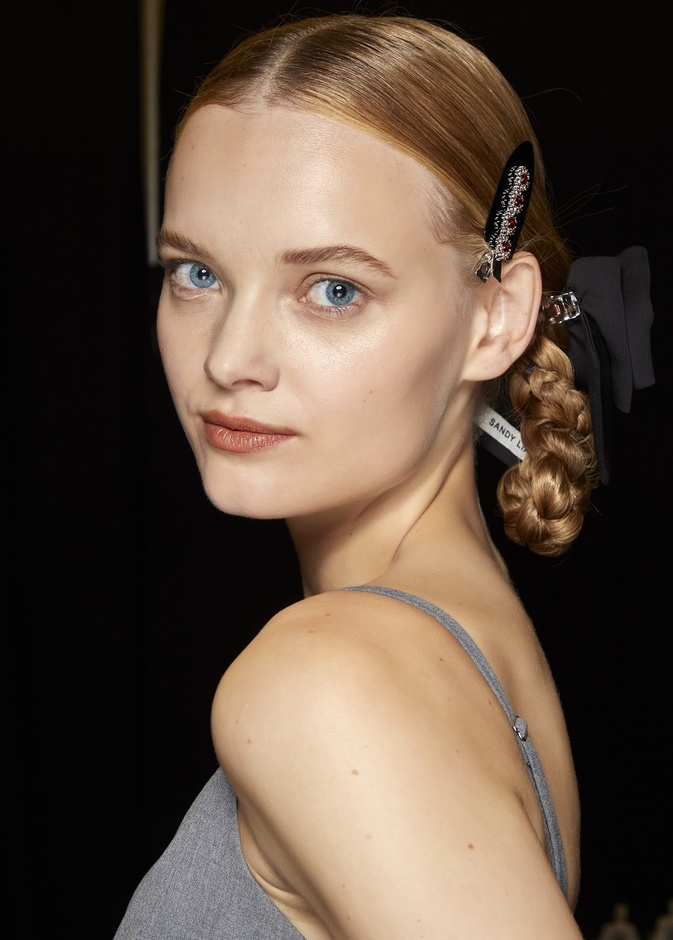 فوائد تقشير الجسم وأفضل الطرق للحصول على ملمس ناعم وموحد لون