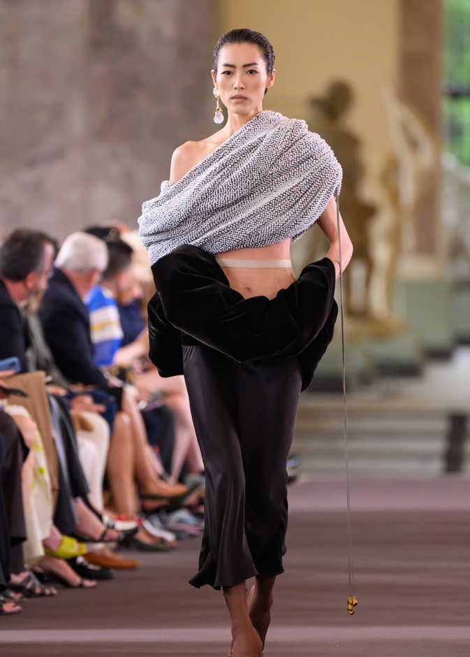 مجموعة أزياء Schiaparelli للهوت كوتور ملؤها المغامرة والاستكشاف والجرأة