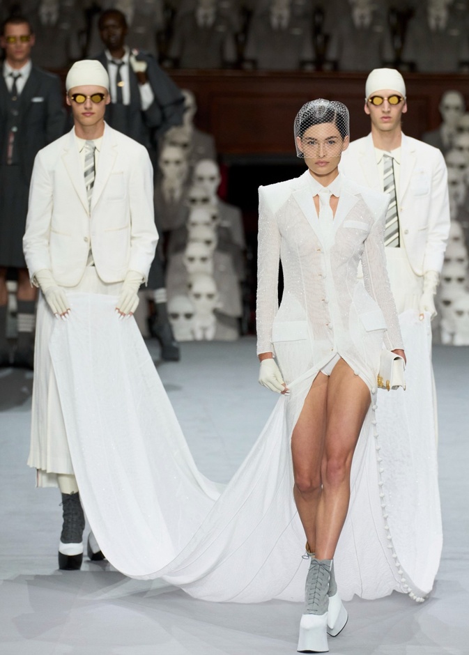 مجموعة Thom Browne للأزياء الراقية لخريف وشتاء 2024... الأزياء الهوت كوتور في شكل مسرحي