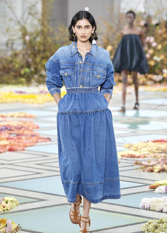 فساتين الجينز تسيطر على إطلالات صيف 2023