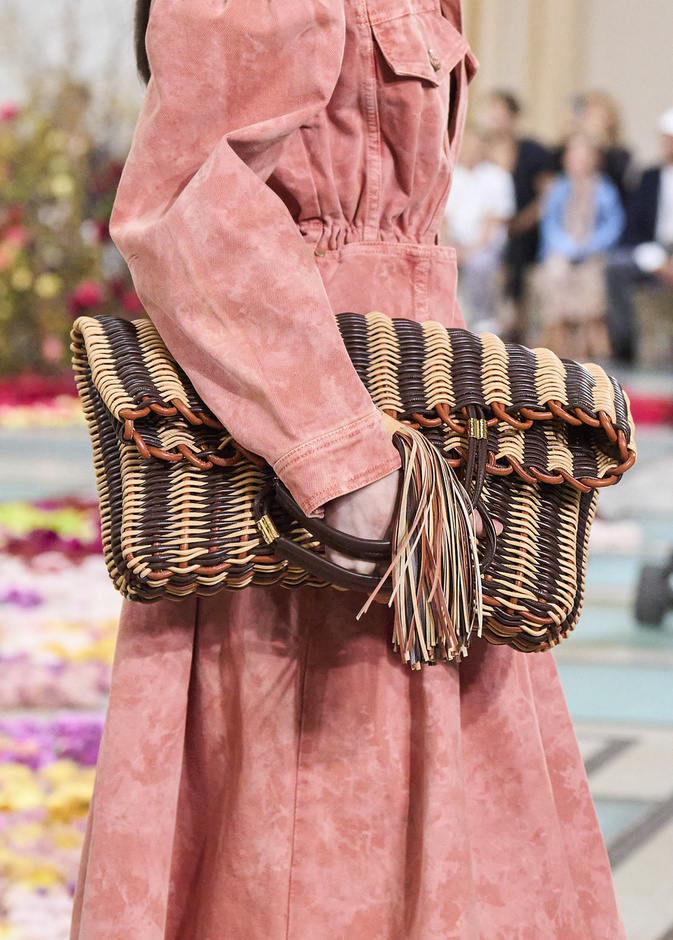 حقائب الكلاتش الكبيرة في عطلة الصيف