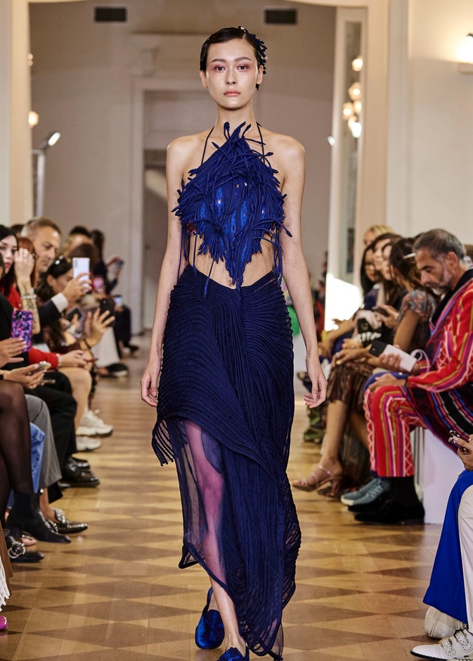 الفستان الريش لحفلات الصيف... استعدي للظهور بإطلالة جذابة ومميزة!