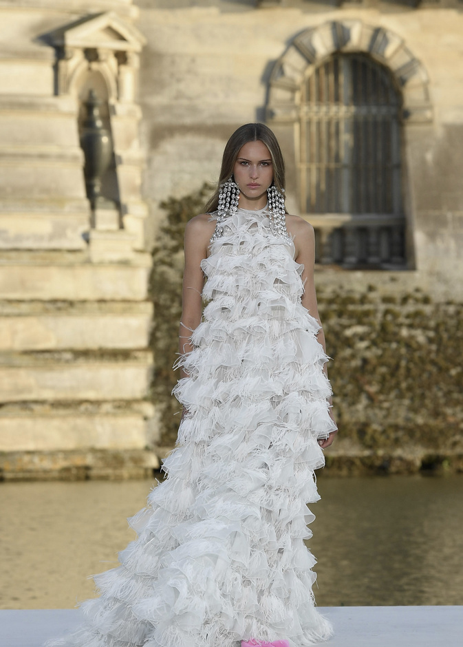 الدانتيل والكشكش عنوان الأناقة في مجموعة Valentino للهوت كوتور 2023-2024