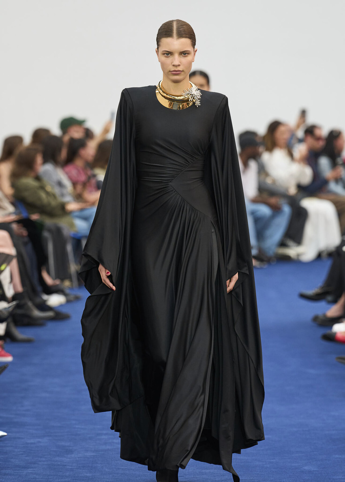 عودة اللون الأسود الى الواجهة مع مجموعةAlexandre Vauthier  لخريف وشتاء 2024 في باريس