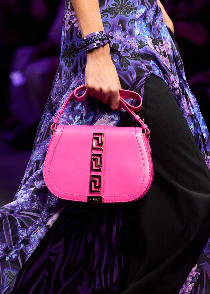 موديلات حقائب عصرية باللون الزهري