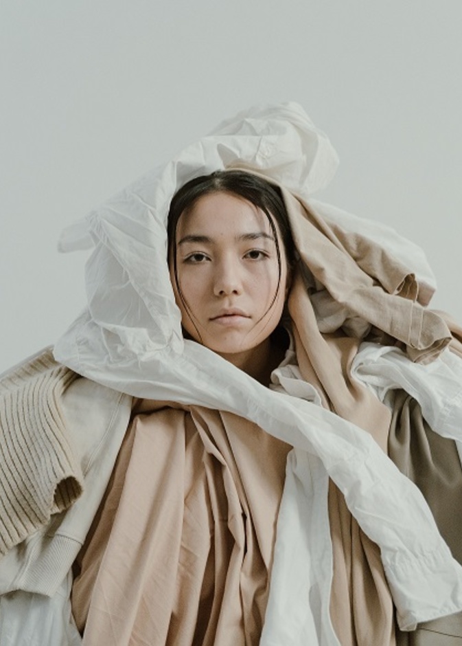 لهذا الأسباب تخلصي من الملابس التي لا ترتديها.. صحتكِ النفسية ضمنها