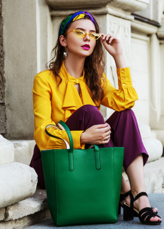 ألوان تتضارب مع بعضها في إطلالة لافتة 