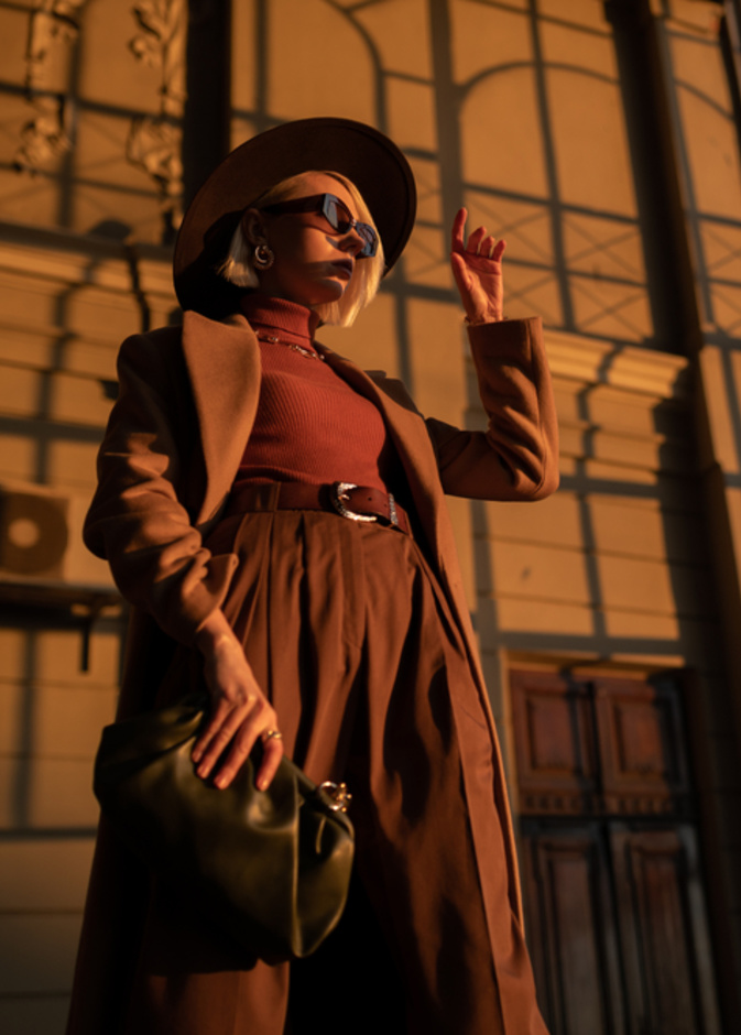 إطلالة مونوكروم لافتة باللّون البني بتدرجاته المختلفة