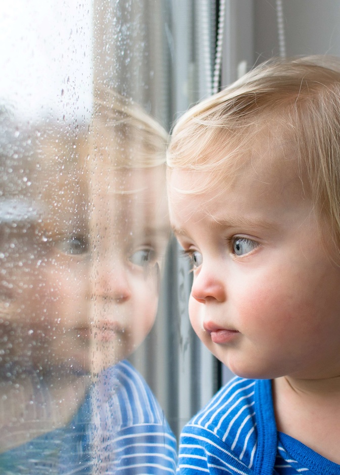 العزلة والانسحاب وعدم العناد أبرز أعراض اصابة الطفل بالاكتئاب 