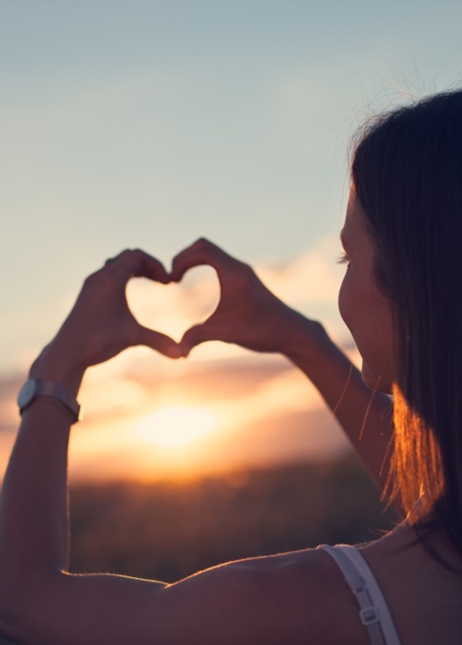 أحدها بعارض خاص بالنساء.. إليكِ الفروقات بين التوأم السكتة والنوبة القلبية