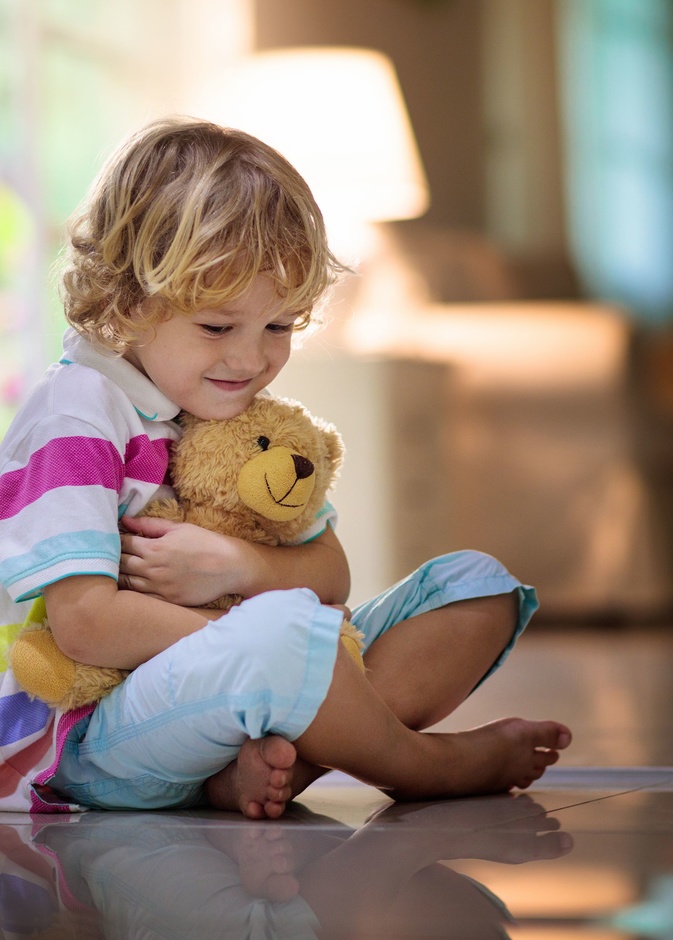 تحدثي إلى طفلك بهدوء واخبريه بالمزايا التي سيحصل عليها عند التخلص من ألعابه