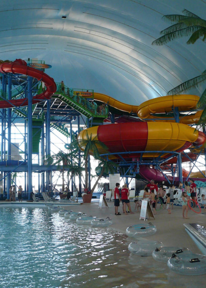 حديقة فولسفيو المائية الداخلية Fallsview Indoor Waterpark (90.000 قدم مربع) - أونتاريو، كندا
