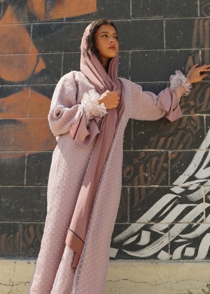 نسقي إطلالتكِ لمشاهدة فيلم باربي بعبايات أنيقة باللون الوردي من مصممات وعلامات سعودية