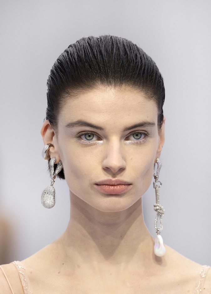 عيون القطة والأيلانير الأبيض.. موضة مكياج 2023