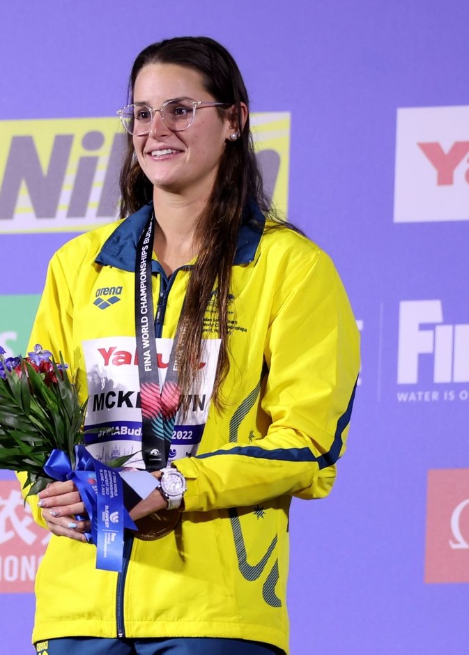 رسومات أوميغا على الشاشة وسبّاحين تميزن بإطلالة فريدة خلال السباق