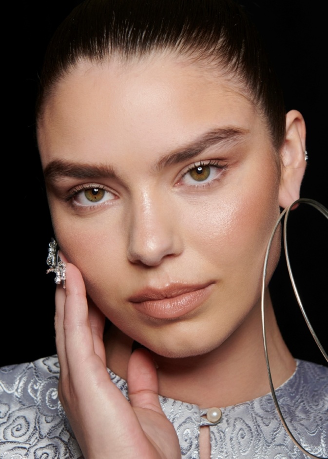 تُعانين من انتفاخ الوجه في الصباح؟ إليك الأسباب وكيفية التعامل معه