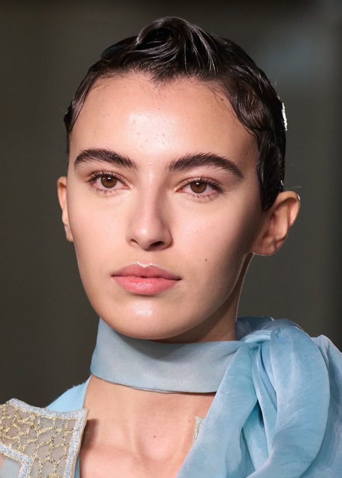 التخلص من البقع الداكنة: دليل شامل طبي وطبيعي لبشرة متألقة