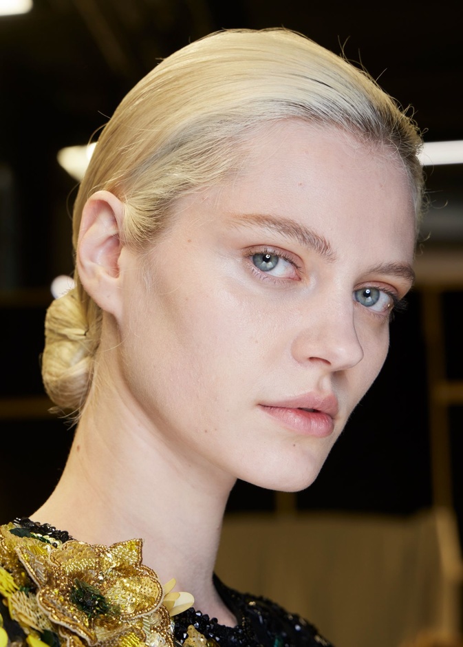 إليك أسباب رئيسية تُسرع ظهور الخطوط الدقيقة وتجعل بشرتك تُفقد مرونتها