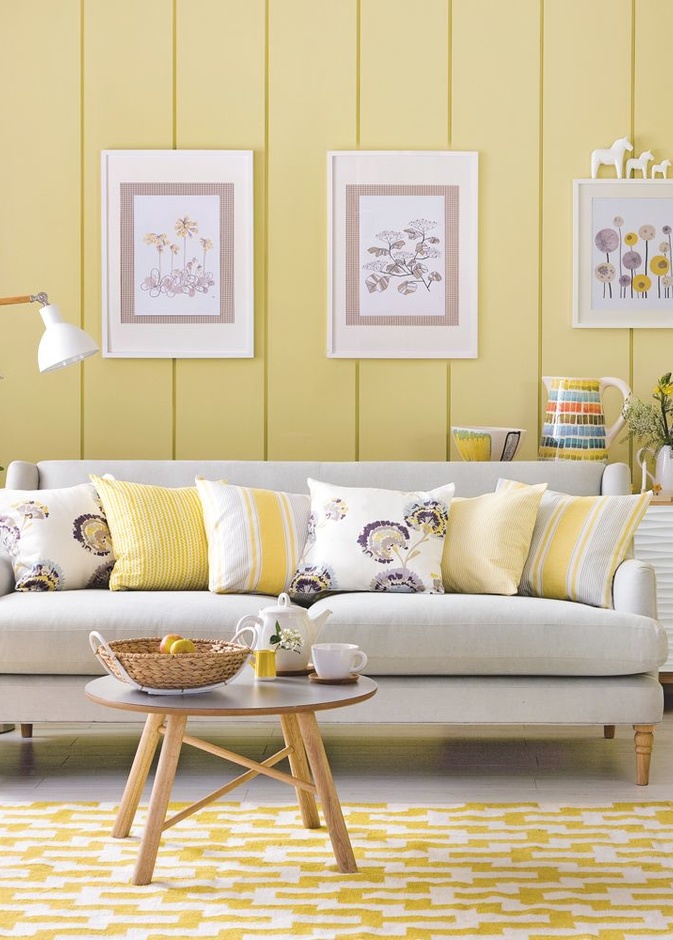 غرفة معيشة بالنمط الريفي يعطيه اللون الأصفر لمسة عصرية