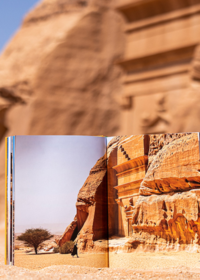 كتاب  AlUla Ever تأمل عظمة أرض الحضارات بصفحات أعدت يدوياً