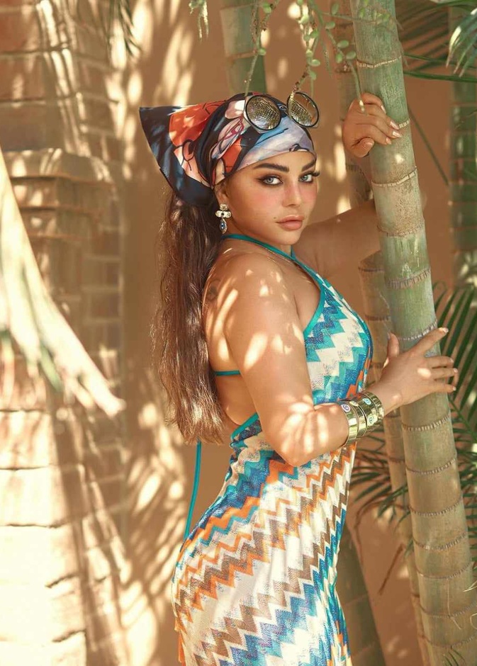 الفنانة هيفاء وهبي تواكب صيحة السكارف وتنسقه مع ملابسها 