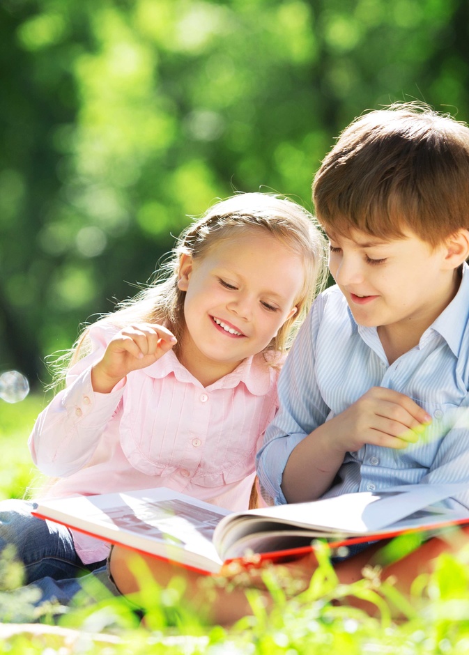 يجب غرس حب القراءة في الطفل منذ نعومة أظافره لينشأ متعلقاً بها وبالكتاب