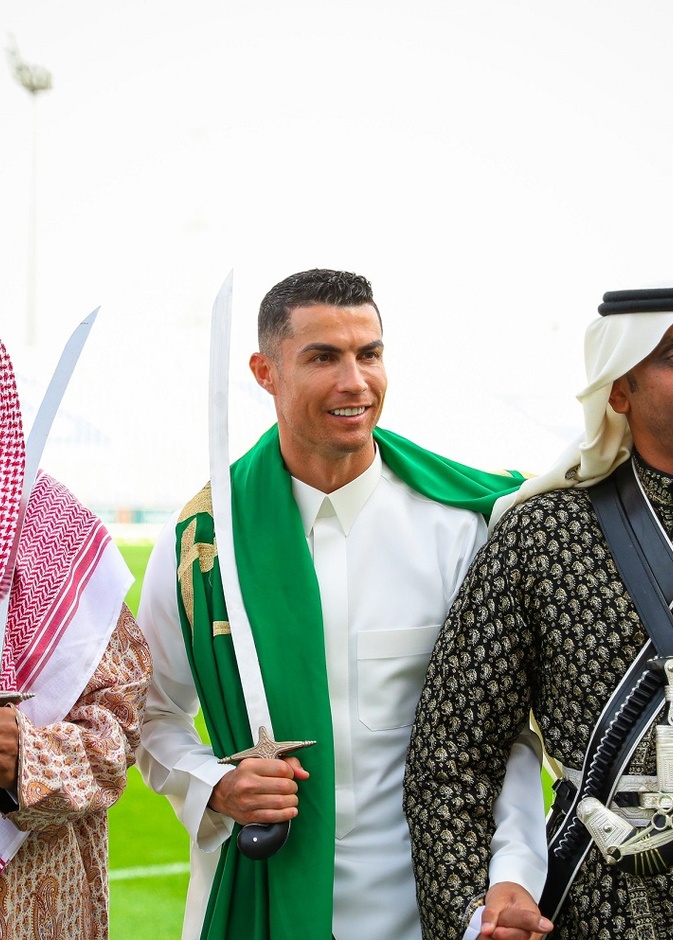 فيديوهات وصور كشفت عن تأثر كريستيانو رونالدو بالثقافة العربية بعد انتقاله للدوري السعودي بينها رقصة العرضة