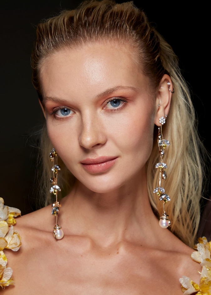 رسمات الظلال المات والمشمشي من دار Badgley Mischka