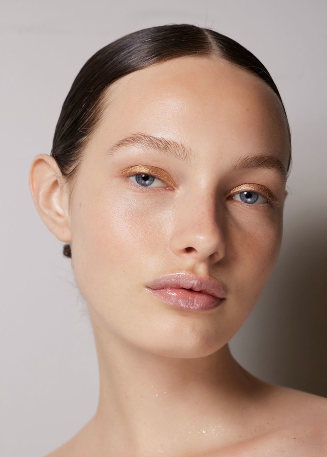 اكتشفي سر الشفاه الممتلئة بطرق طبيعية لتحسين ملمس وجاذبية شفاهك