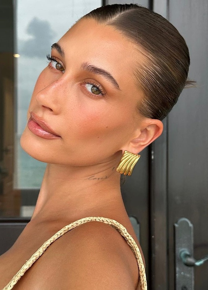 المكياج الـ Latte بتدرجات قوية من هايلي بيبر- الصورة من حسابها على انستغرام