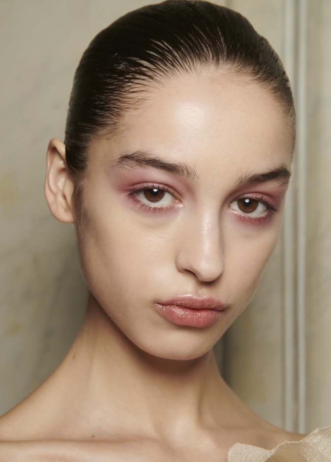 تجديد روتين العناية ببشرتك التي تعكس الثقة خلال سفراتك في الصيف