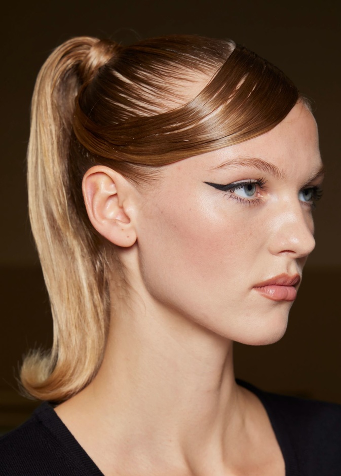 رسمات الآيلاينر العريض والمجنح من وحي دار Vivetta