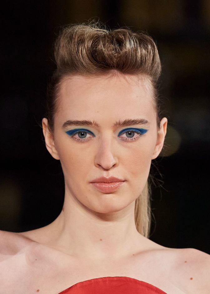  رسمات المكياج الزرقاء القوية من وحي دار Lena Erziak