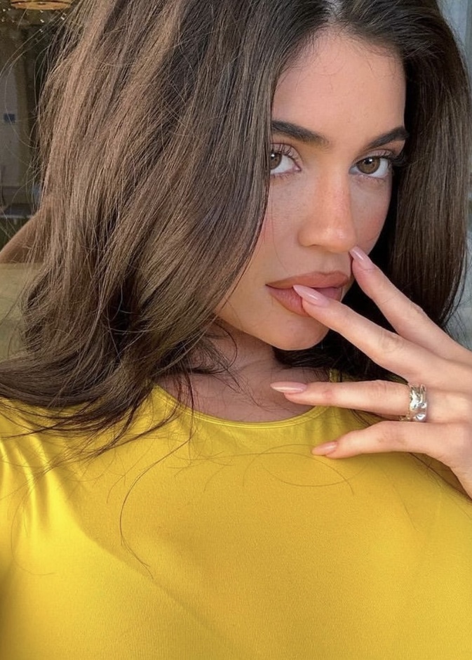 كايلي جينير والمناكير الوردي المناسب لرحلات السفر - الصورة من حساب نيلز باي زولا على انستغرام