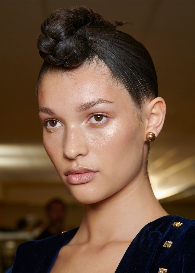 كيفية الحصول على بشرة صحية ومشرقة في يوم المرأة الإماراتية