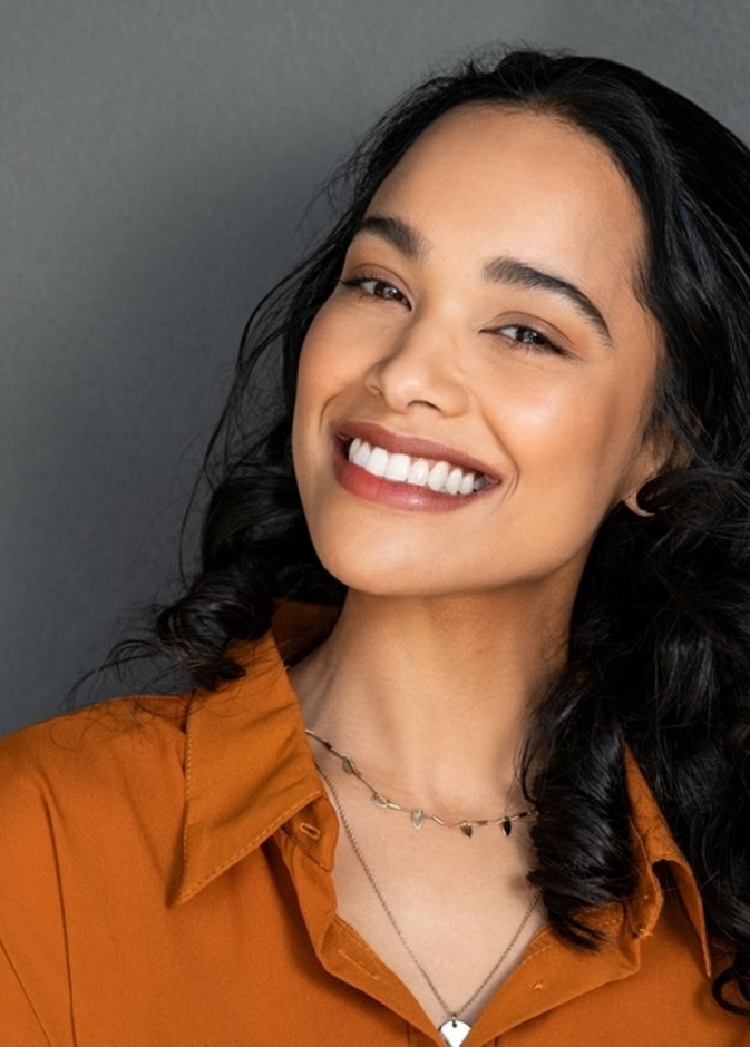 أسنانٌ بيضاء بين ليلة وضحاها.. إليكِ حيل المشاهير في هذا الشأن