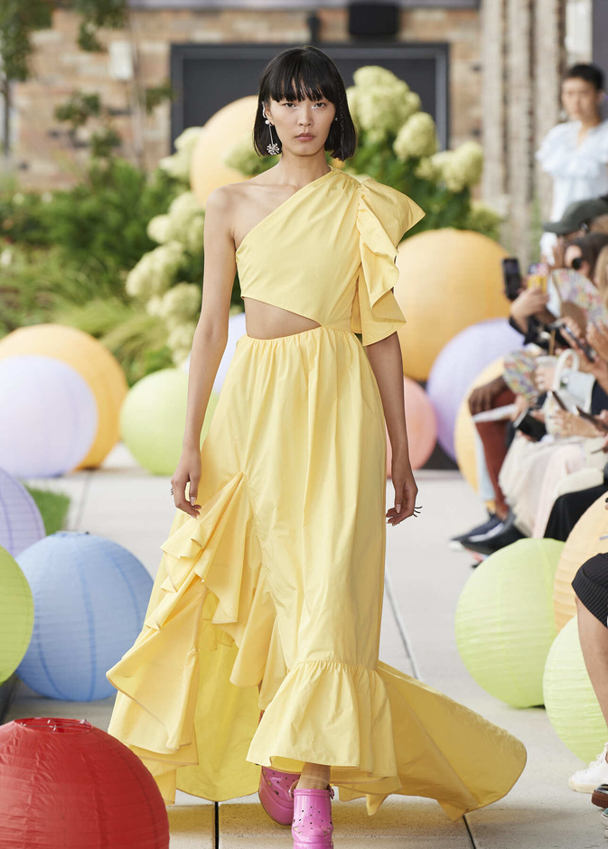 موضة الفساتين المفرغة على الخصر في إطلالاتك المقبلة