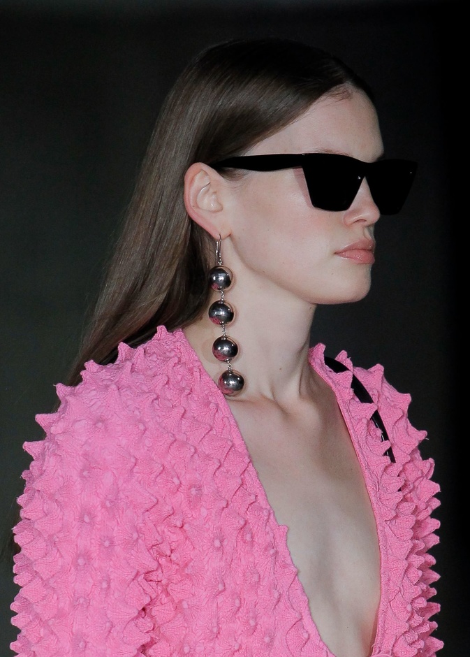 اكسسوارات ضرورية لتتألقي بإطلالة باربي الوردية